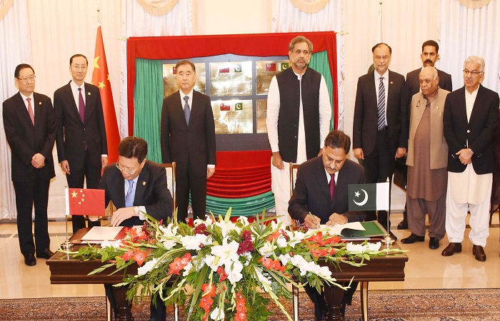 باكستان والصين توقعان على اتفاقيات لتعزيز التعاون الثنائي
