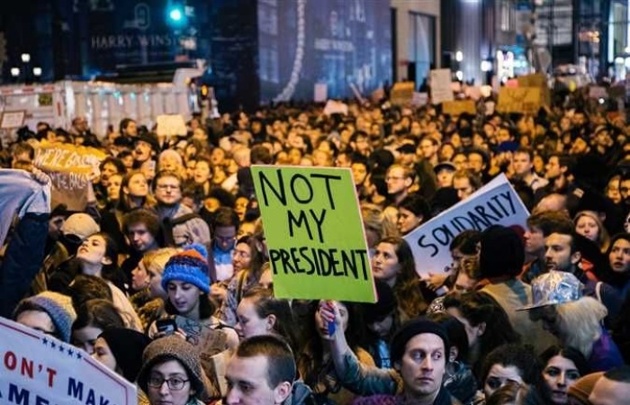 الآلاف يتظاهرون ضد ترامب في “يوم الرؤساء”