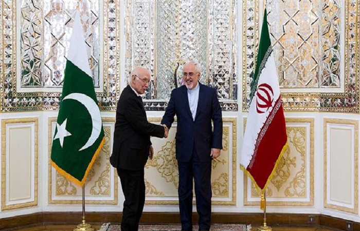 مستشار رئيس الوزراء الباكستاني للشؤون الخارجية يلتقي بوزير الخارجية الإيراني 