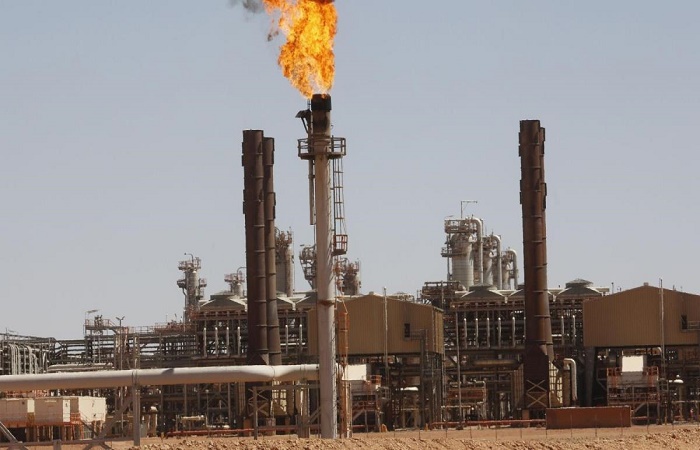 سعر برميل النفط يغلق مرتفعا بأكثر من 2%