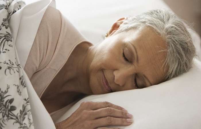 النوم الجيد يقي كبار السن من الزهايمر
