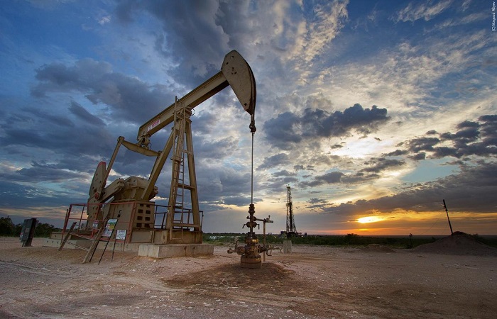 انخفاض أسعار النفط بسبب زيادة الإنتاج الأميركي