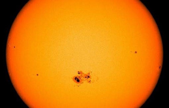 بقعة 10 أضعاف حجم الأرض تظهر على الشمس!