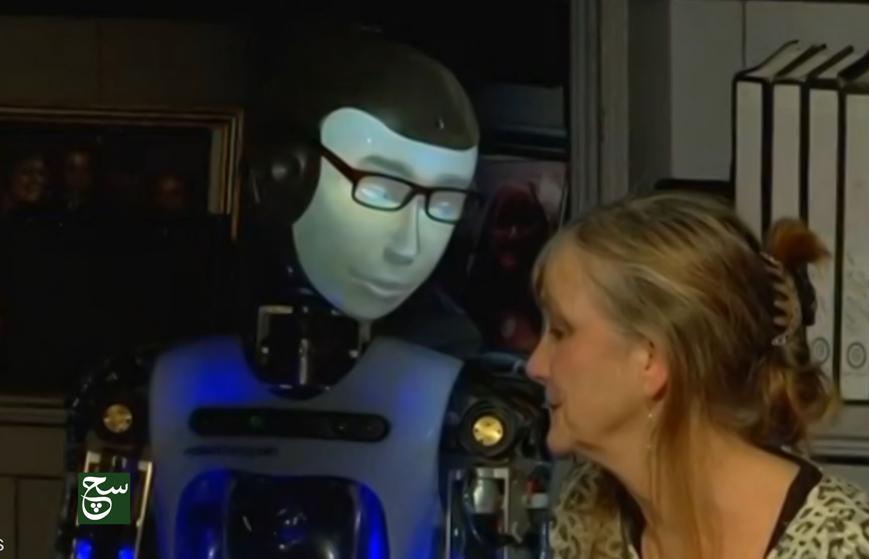 الروبوت على خشبة المسرح في رومانسية الحب والتكنولوجيا