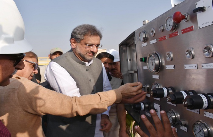 رئيس الوزراء الباكستاني يفتتح أكبر احتياطي الغاز والنفط في البلاد