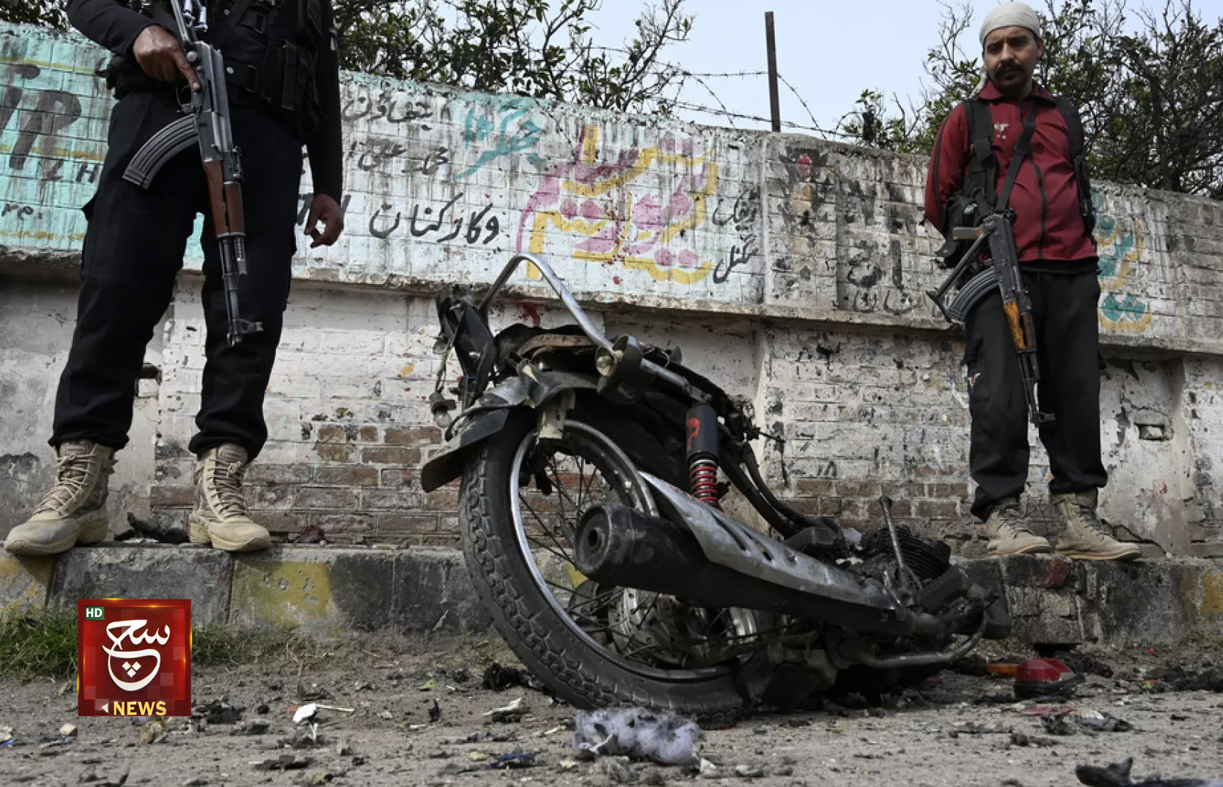 إستشهاد جنديين وإصابة 15 آخرين بانفجار قنبلة مزروعة على طريق شمال غرب باكستان