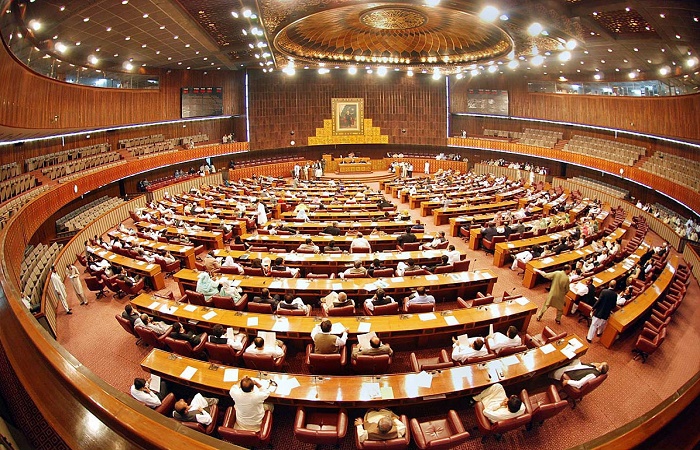 البرلمان الباكستاني يوافق على تمديد فترة المحاكم العسكرية لسنتين اضافيتين