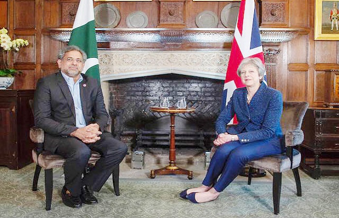 رئيس الوزراء الباكستاني يلتقي رئيسة الوزراء البريطانية
