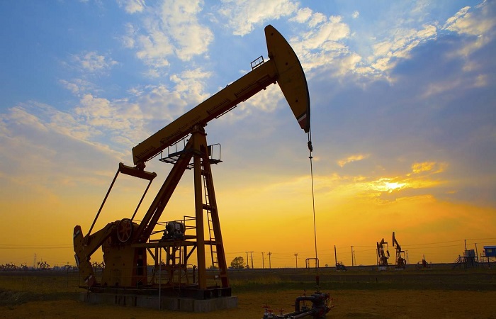 النفط يهبط متأثرا بالخلافات التجارية بين أمريكا والصين