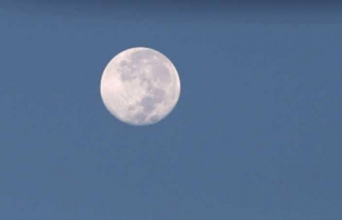بعد “خسوف القرن”.. القمر متاح للرؤية في النهار