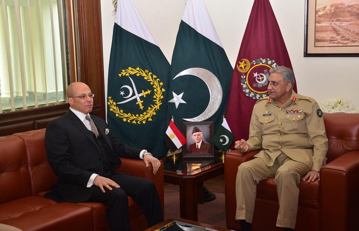 السفير المصري لدى اسلام آباد يلتقي رئيس أركان الجيش الباكستاني