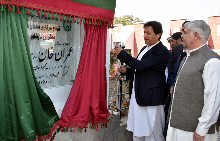 رئيس الوزراء الباكستاني يفتتح مشروع المنازل لإيواء المشردين في مدينة بشاور