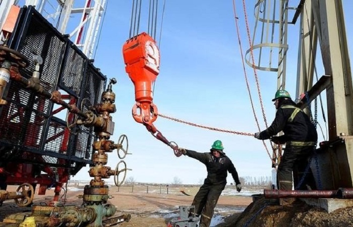 النفط يرتفع وسط توقعات بخفض أكبر من المتوقع في إنتاج أوبك والحلفاء