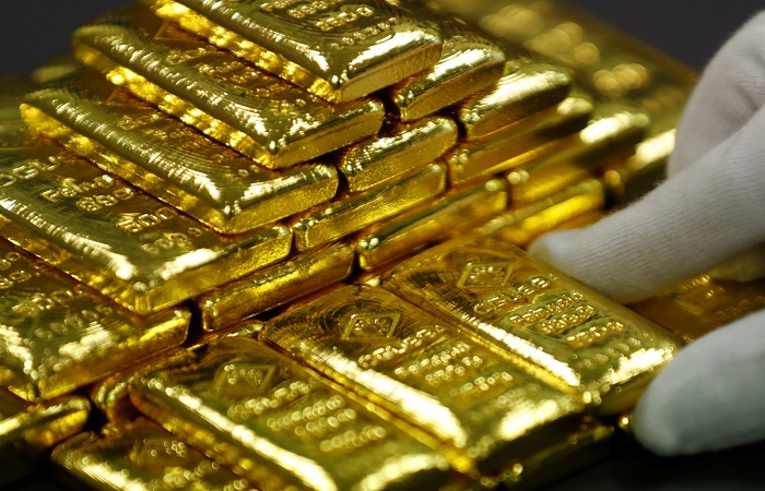 الذهب ينزل عن ذروة 5 أسابيع مع صعود الدولار