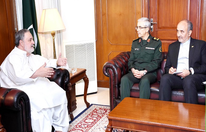 رئيس أركان القوات المسلحة الإيرانية يلتقي وزير الخارجية الباكستاني