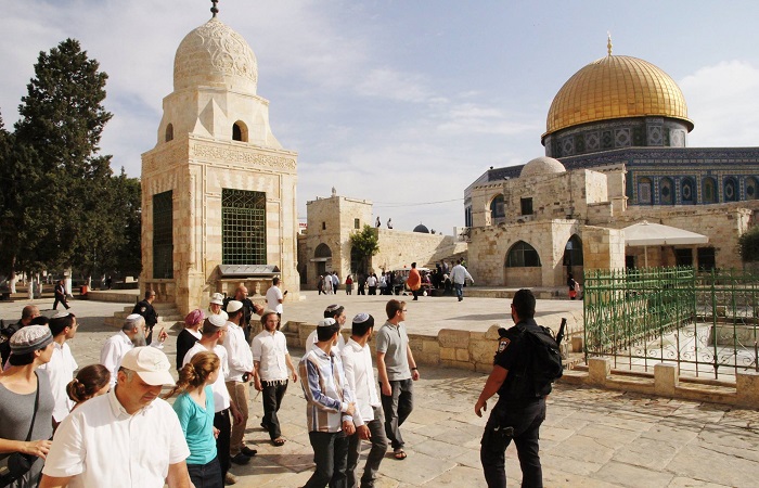 المستوطنون الصهاينة يقتحمون المسجد الاقصى بحماية العدو الاسرائيلي