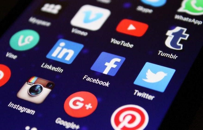 تطبيقات وسائل التواصل الاجتماعي تعمل “عمدا” على أن يدمنها المستخدمون