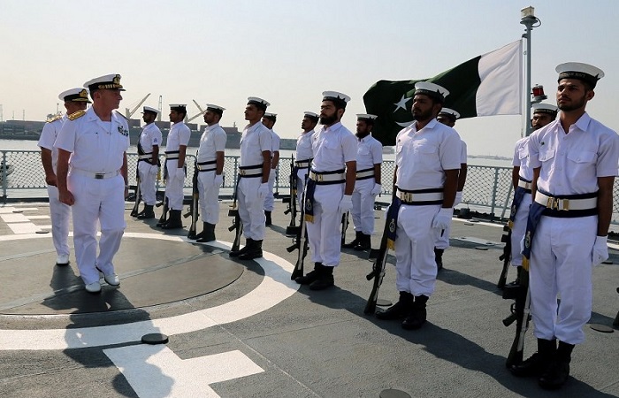 قائد القوات البحرية الإيطالية يلتقي نظيره الباكستاني