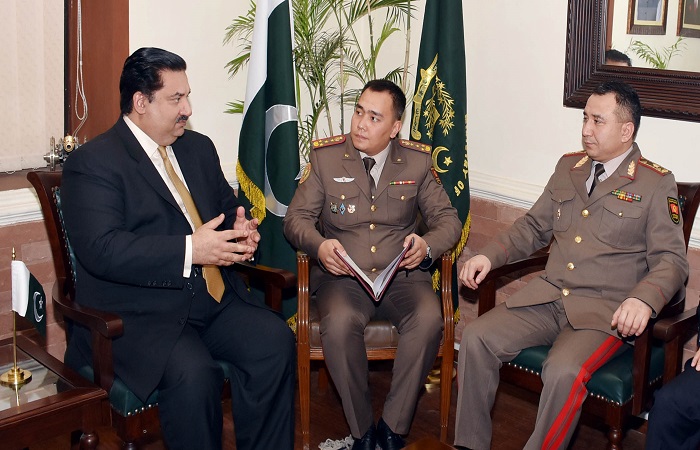رئيس الأركان العامة للقوات المسلحة لجمهورية قيرغيزستان يلتقي وزير الدفاع الباكستاني