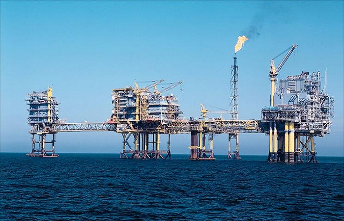 النفط يهبط في ظل إمدادات جيدة بالسوق وإعفاءات من عقوبات إيران
