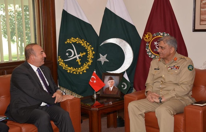 وزير الخارجية التركي يلتقي رئيس أركان الجيش الباكستاني