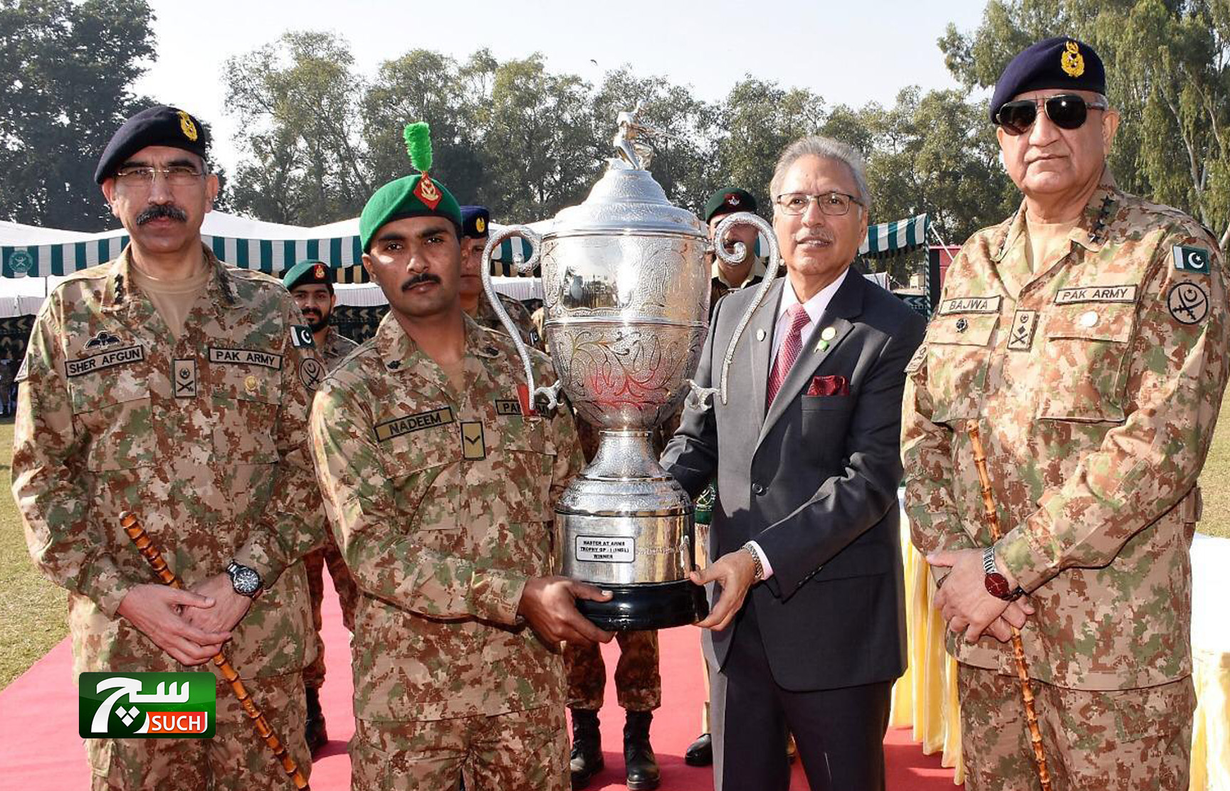 الرئيس الباكستاني يشرف على مسابقة لإطلاق النار