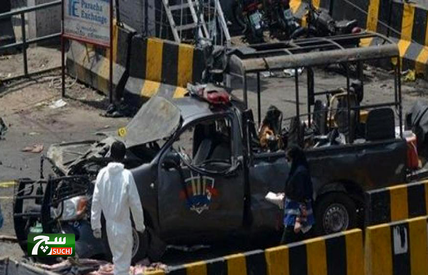 مقتل 3 وإصابة 9 في انقلاب مركبة على طريق سريع في باكستان