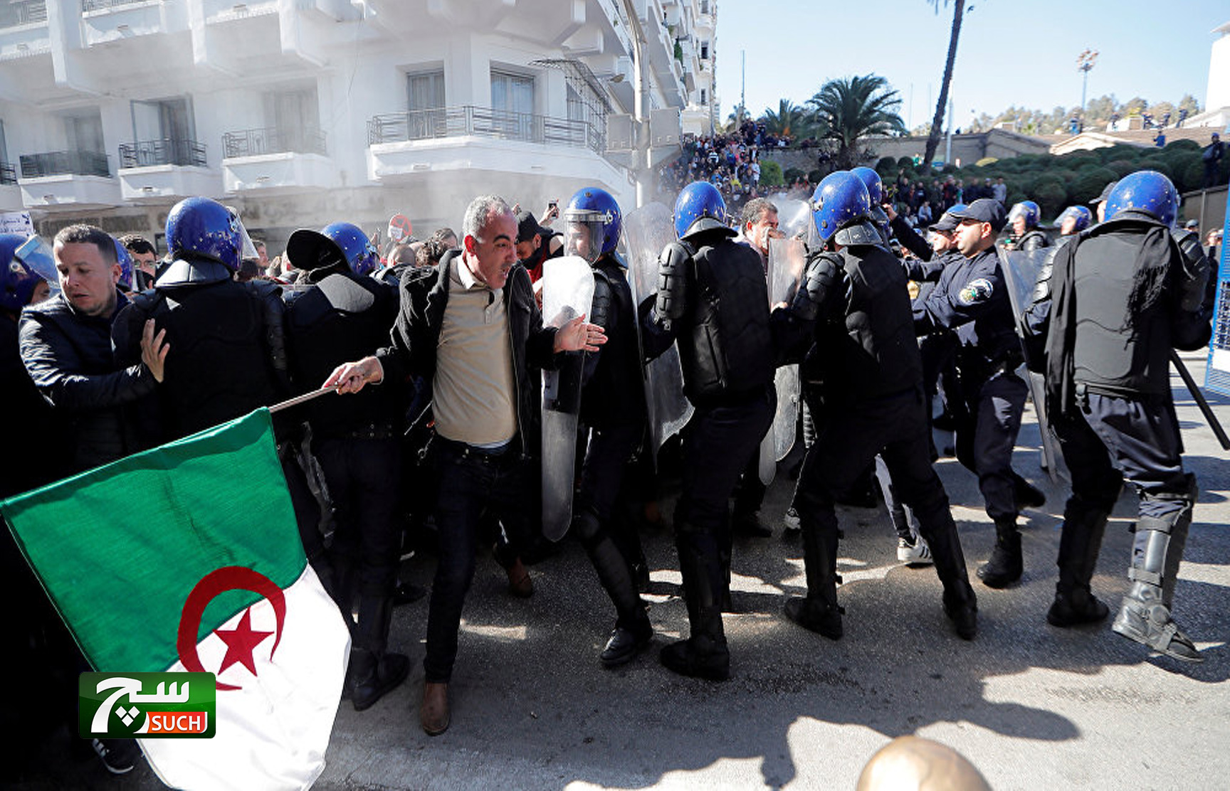 انسحاب مرشح للانتخابات الرئاسية في الجزائر على خلفية الاحتقان الشعبي