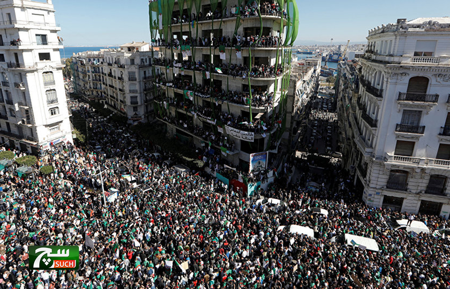 الجزائر... معارضون يطالبون الجيش بلعب 