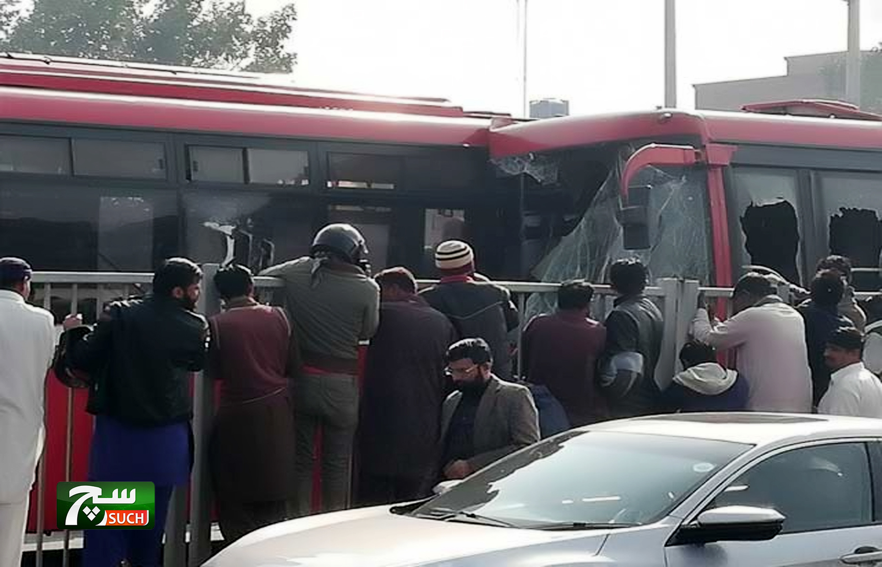 مصرع وإصابة 18 شخصا جراء اصطدام 3 حافلات ركاب في باكستان