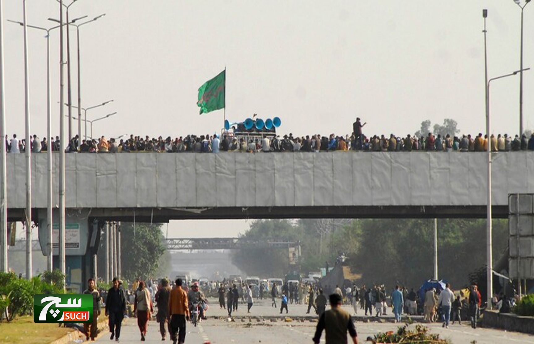 باكستان.. متظاهرون يشتبكون مع الشرطة في احتجاجات على الرسوم المسيئة للنبي محمد