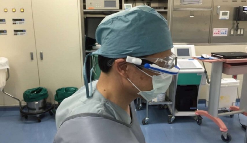 ابتكار نظارة ذكية تساعد الأطباء في العمليات الجراحية