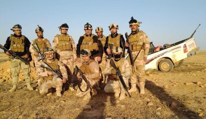 جنود عراقيون يدمرون عجلة داعشية حاولت التعرض لهم
