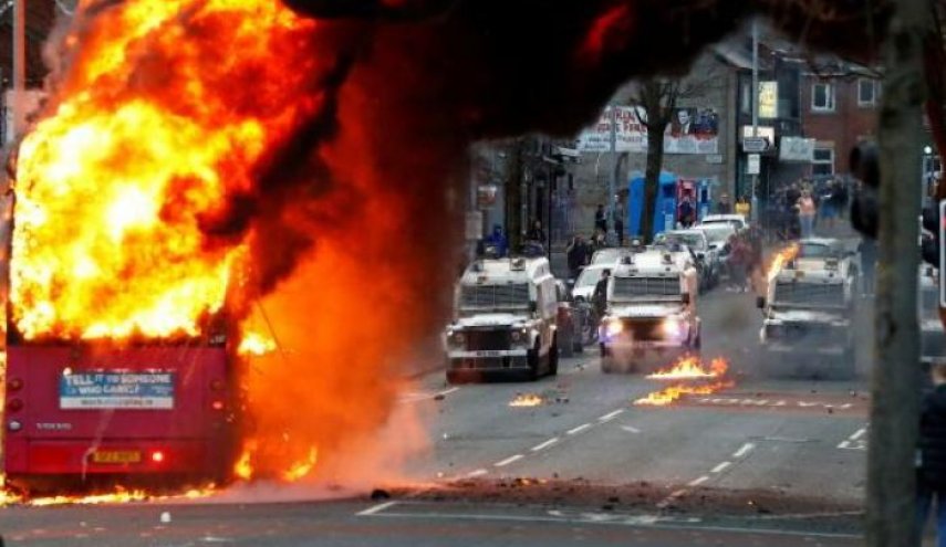اشتباكات عنيفة بين الشرطة ومحتجين في بلفاست والسبب 