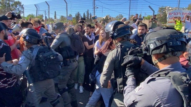 الاحتلال الإسرائيلي يعتدي على المتظاهرين في حي الشيخ جرّاح