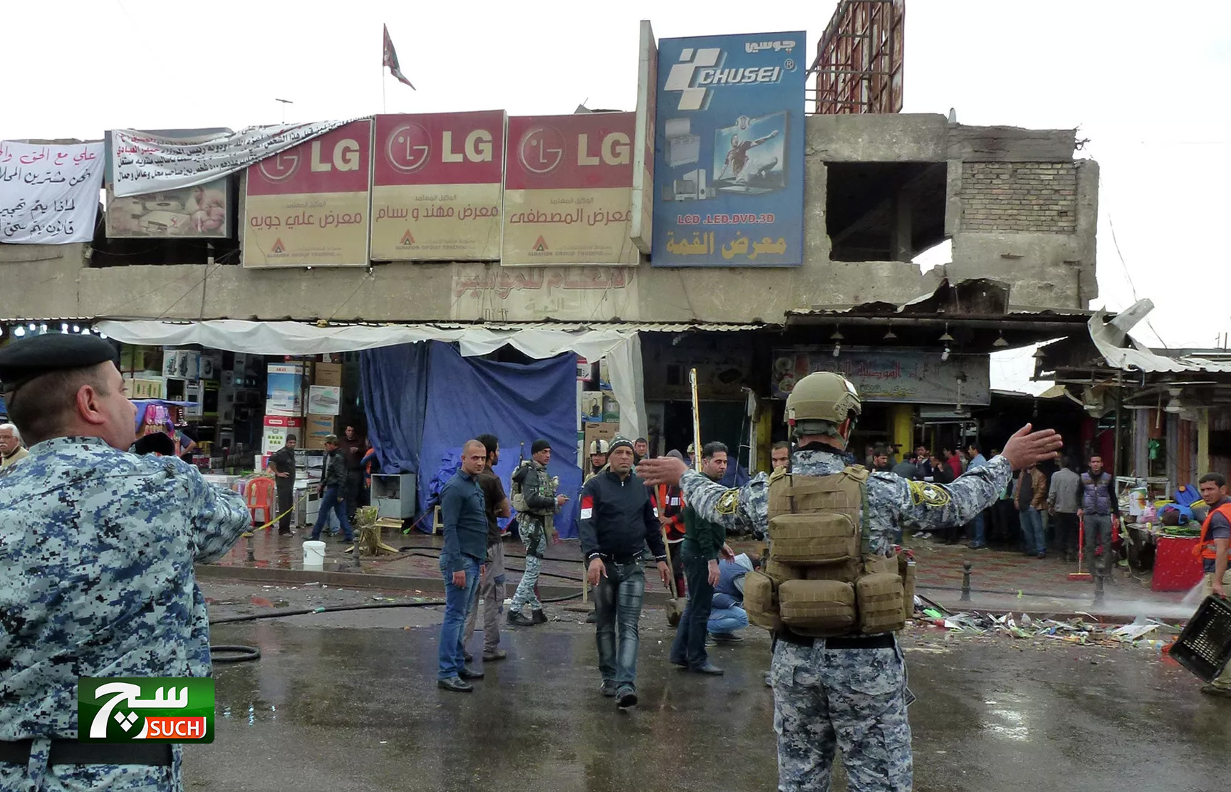 إنقاذ 13 شخصاً من تحت أنقاض بناية منهارة في منطقة الكرادة وسط بغداد