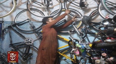 الدراجة الهوائية خيار الباكستانيين للهروب من أسعار المحروقات